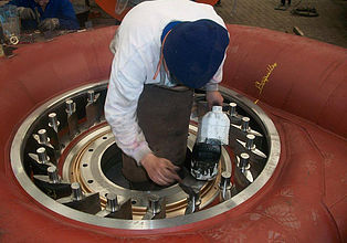 A SEMI dispõe de equipes de mecânicos especializados para realizar intervenções de manutenção, revisão e reforma em equipamentos existentes.